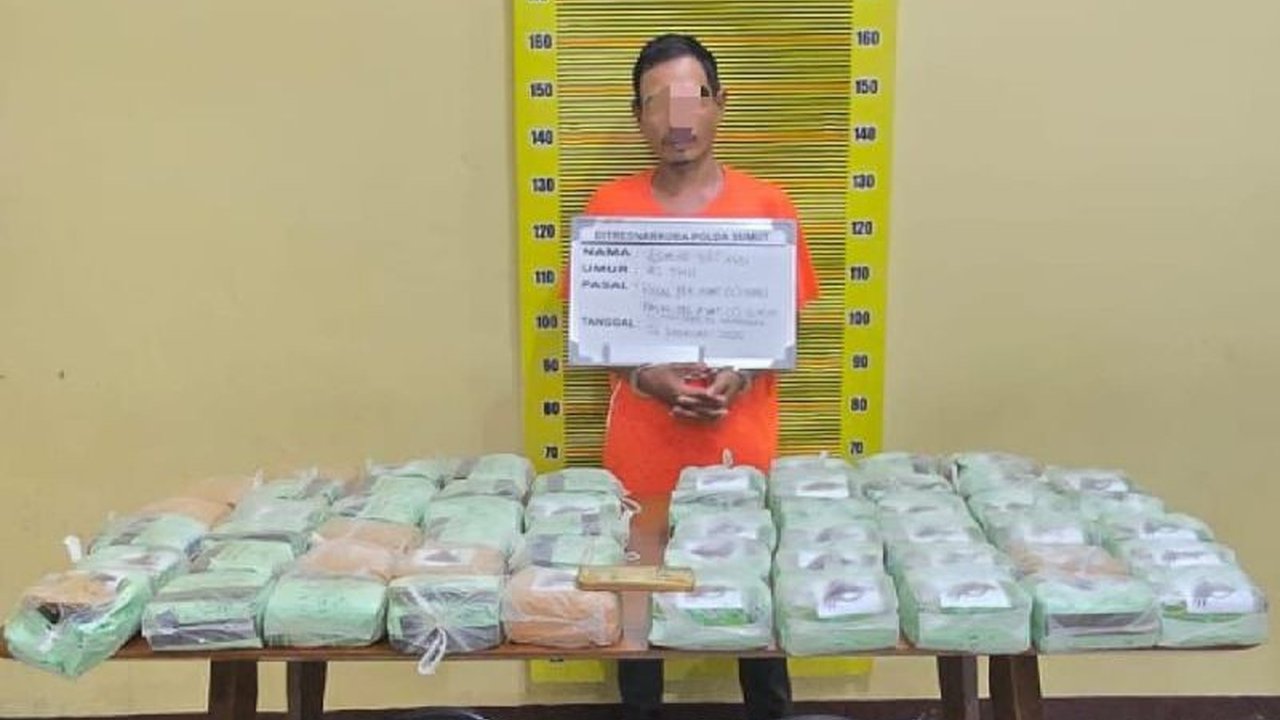 Polda Sumut memburu jaringan pengedar 56 kilogram sabu-sabu lintas provinsi Aceh-Medan setelah menangkap satu tersangka dan menyita barang bukti sabu dalam jumlah besar.
