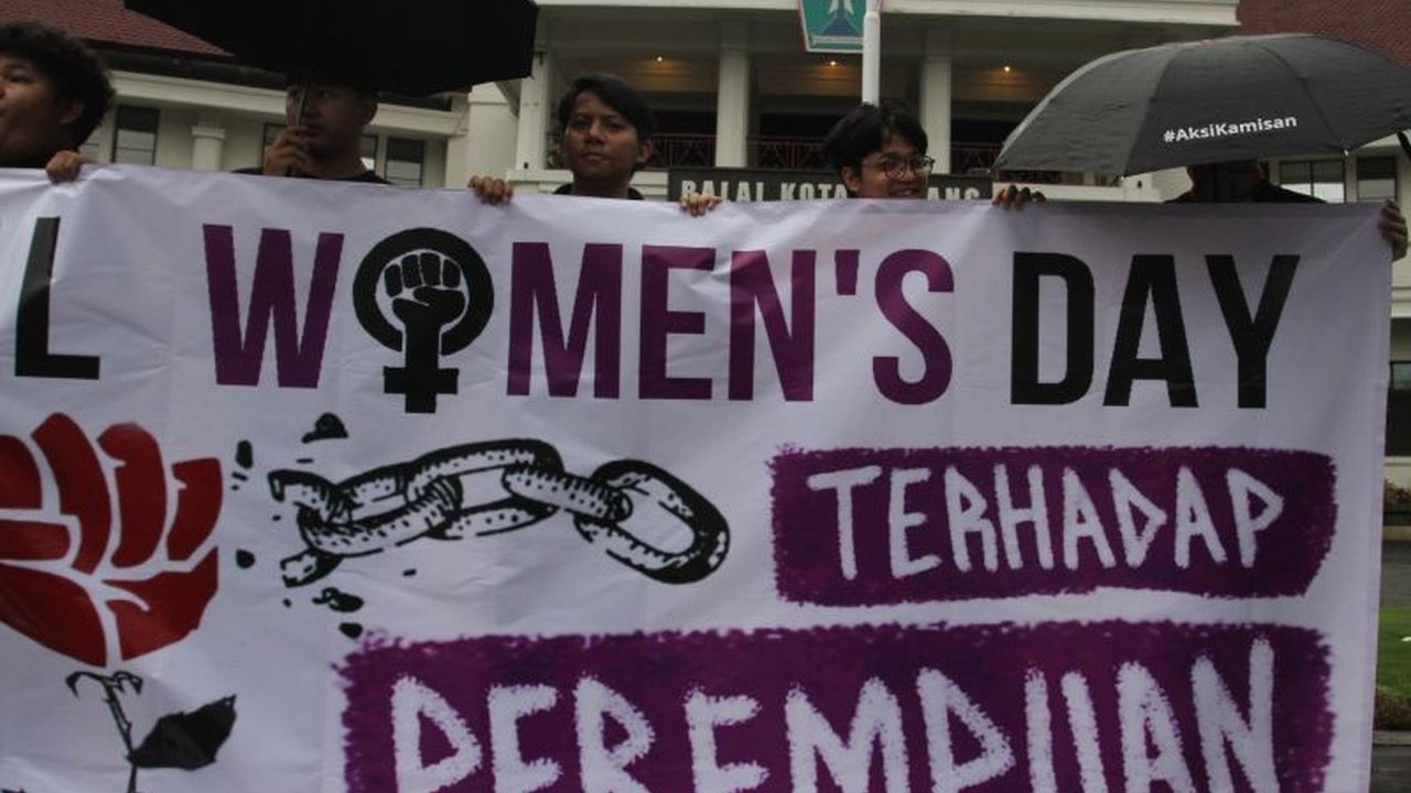 Peringatan Hari Perempuan Internasional mendorong refleksi tentang kesetaraan gender dalam ekonomi Indonesia, di mana perempuan berperan sebagai pilar utama namun masih menghadapi berbagai kendala.