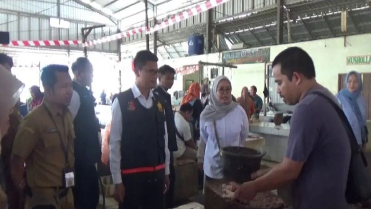 Satgas Pangan Polres Tabalong bersama TPID melakukan pemantauan harga dan stok bahan pokok di Pasar Tanjung dan gudang sembako, memastikan harga tetap stabil selama Ramadhan.