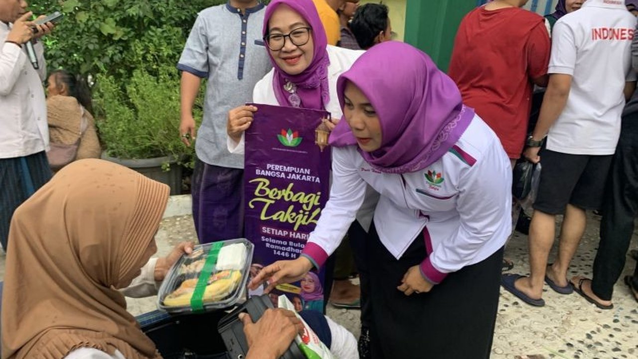 Dewan Pimpinan Wilayah Perempuan Bangsa DKI Jakarta berkolaborasi dengan anggota DPRD DKI Jakarta, Tri Waluyo, membagikan 3.000 paket makanan berbuka puasa kepada warga Muara Angke.