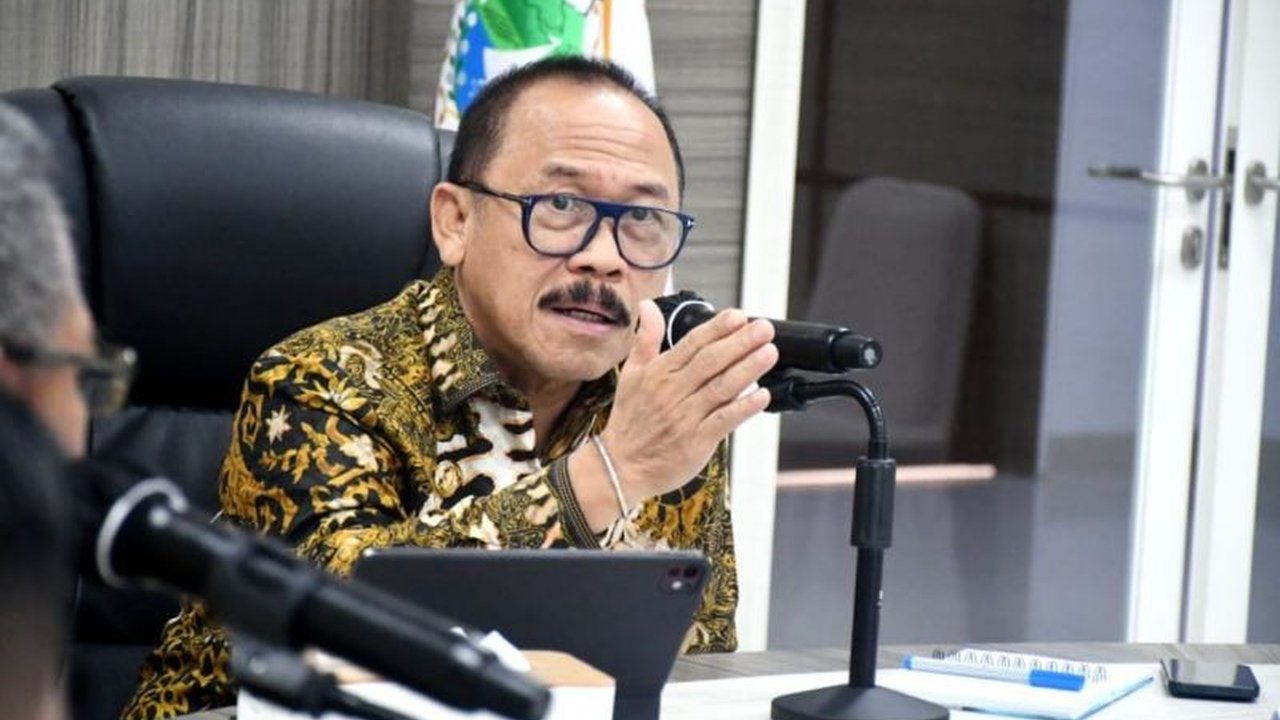 Gubernur Sulbar, Suhardi Duka, mengungkapkan hambatan investasi di daerahnya yang disebabkan oleh penolakan masyarakat dan birokrasi perizinan yang berbelit, sehingga berdampak pada pertumbuhan ekonomi daerah.