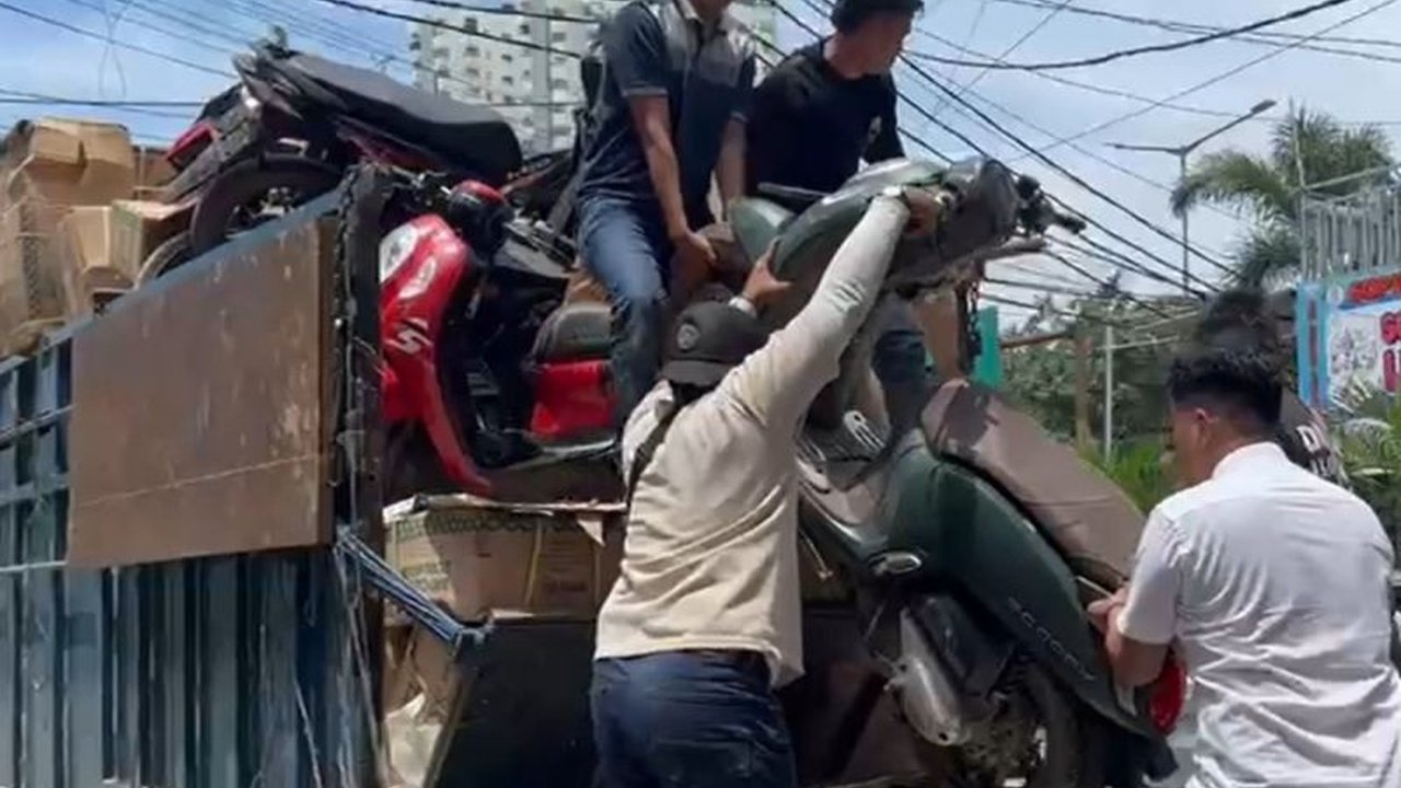Polisi di Jakarta Barat menangkap sopir truk yang mengangkut 13 motor curian senilai ratusan juta rupiah menuju Bengkulu; polisi masih memburu dua pelaku lainnya.