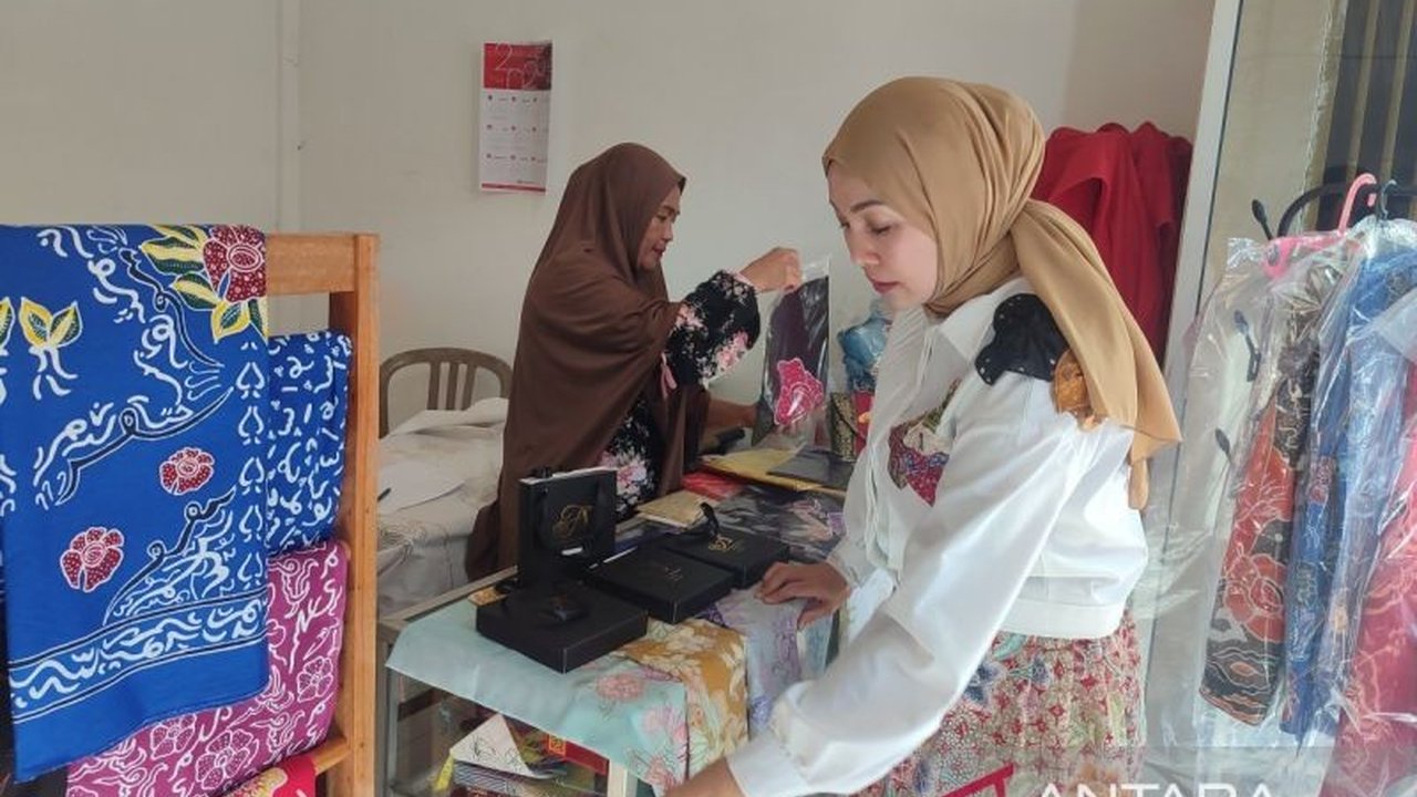 Anggota DPR RI, Erna Sari Dewi, mendorong UMKM Batik Besurek Bengkulu untuk naik kelas melalui akses permodalan, pelatihan, dan pemasaran digital.