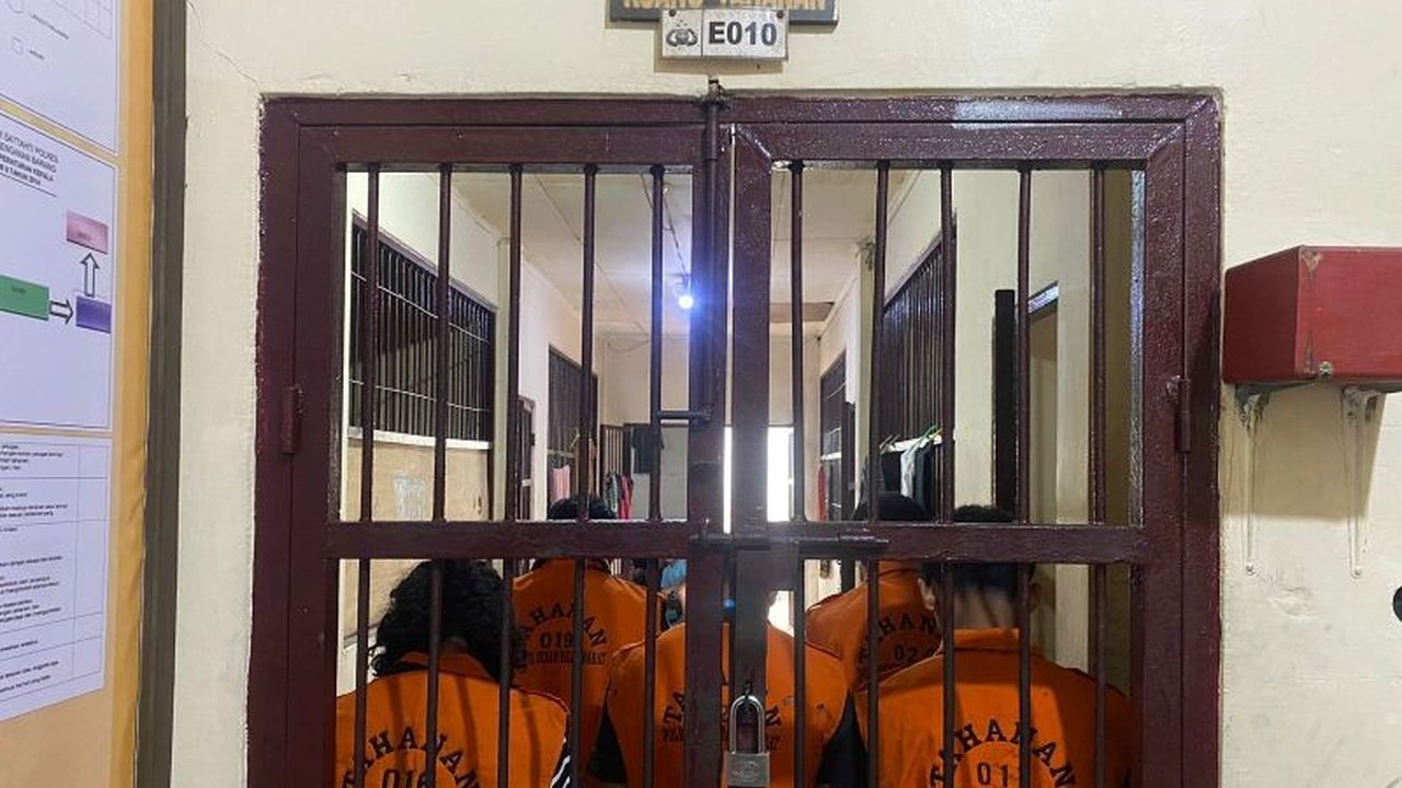 Polres Seram Bagian Barat menetapkan lima tersangka dalam kasus pembunuhan Teteka yang awalnya disangka kecelakaan lalu lintas, dengan motif dendam dan ancaman hukuman hingga 15 tahun penjara.