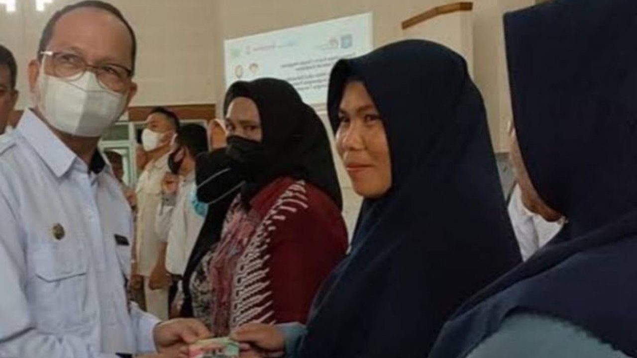 Pemkab Bangka Tengah memberhentikan 46 honorer karena aturan baru soal usia pensiun dan sistem penggajian, memicu kekhawatiran bagi honorer lainnya.