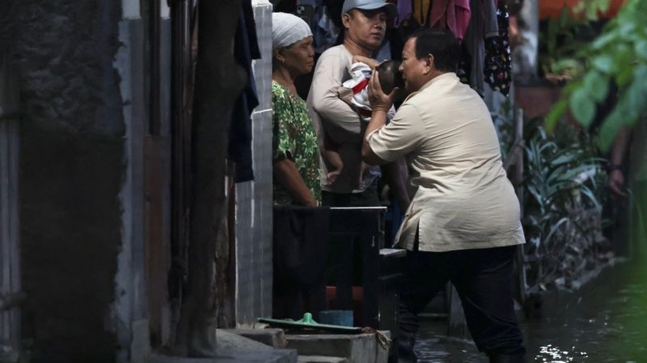 Presiden Prabowo Subianto meninjau langsung kondisi warga Tambun, Bekasi yang terdampak banjir dan mendengarkan keluhan mereka yang dua kali terendam banjir dalam dua minggu terakhir.