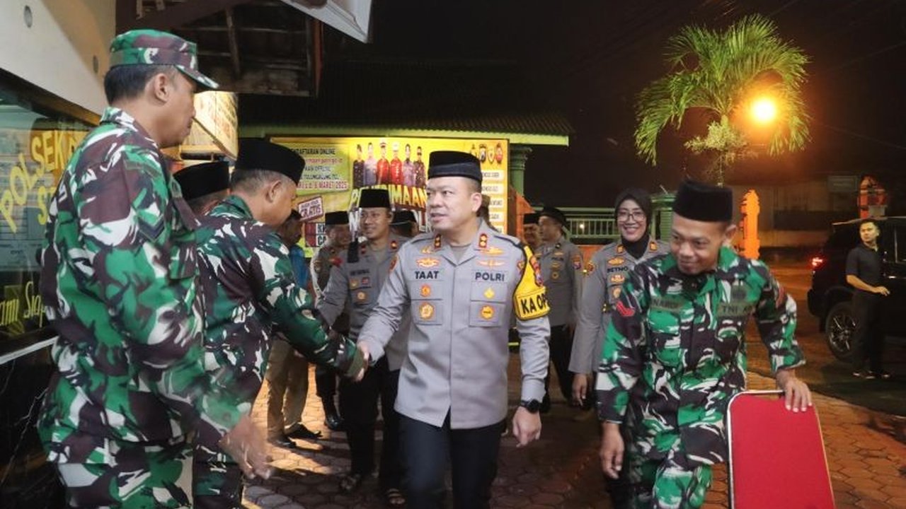 Kapolres Tulungagung, AKBP Taat Resdi, memimpin langsung patroli skala besar di wilayah selatan dan rangkaian sahur bersama untuk menjaga keamanan dan ketertiban masyarakat selama Ramadan.