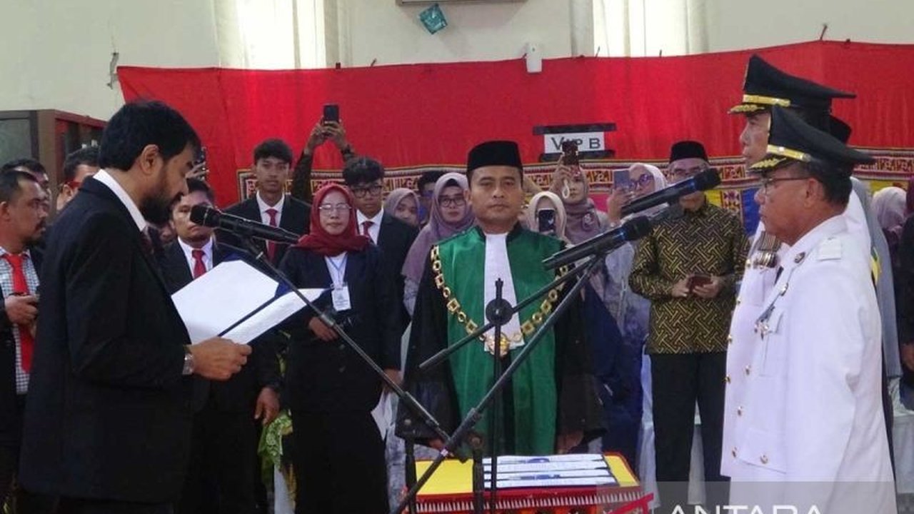 Muhammad Nasrun Mikaris dan Nusar Amin resmi dilantik sebagai Bupati dan Wakil Bupati Simeulue periode 2025-2030 oleh Gubernur Aceh, Muzakir Manaf, dengan komitmen membangun Simeulue yang lebih baik dan transparan.
