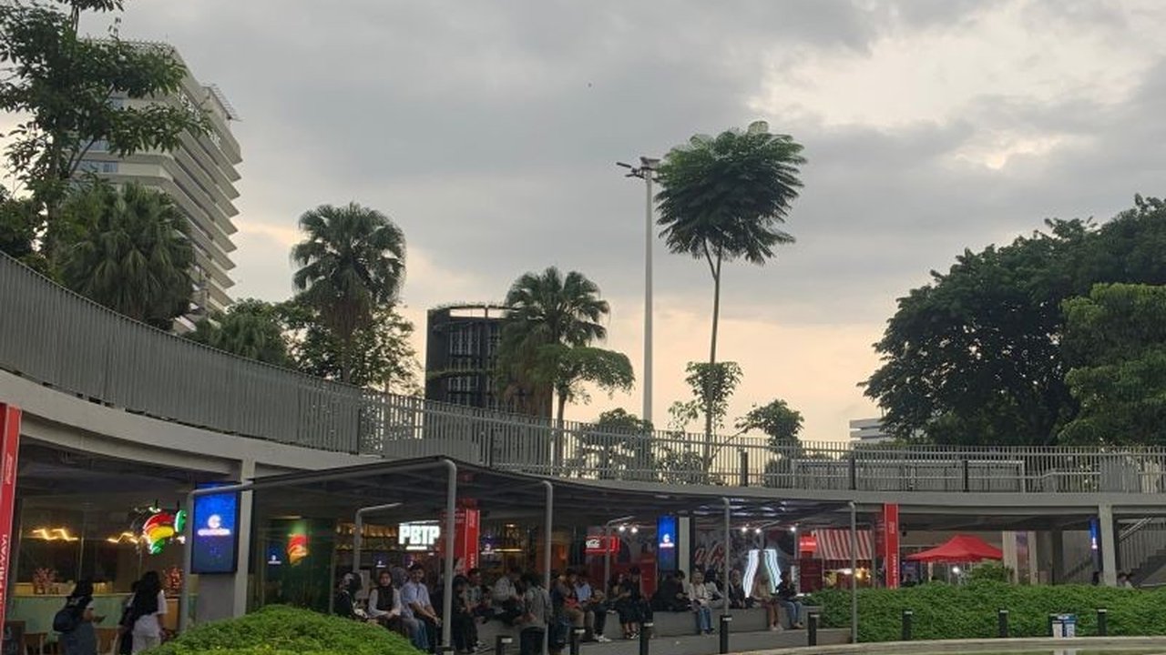 Taman Literasi Blok M di Jakarta Selatan menjadi destinasi favorit warga untuk menghabiskan waktu ngabuburit selama Ramadhan, menawarkan suasana nyaman, akses mudah, dan kuliner viral.