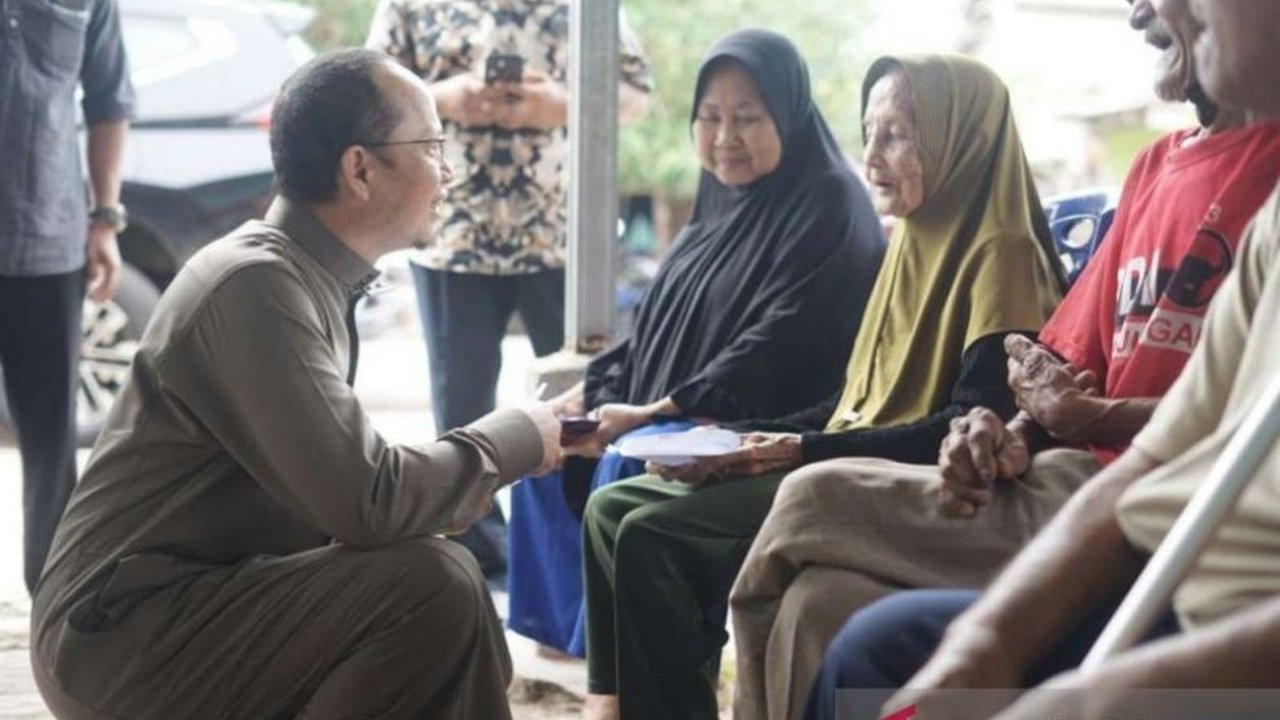 Pemerintah Kabupaten Bangka Tengah menggencarkan penyaluran BLT Dana Desa kepada lebih dari 2.000 warga, terutama di Kecamatan Lubuk Besar, untuk meringankan beban ekonomi dan meningkatkan kesejahteraan masyarakat.