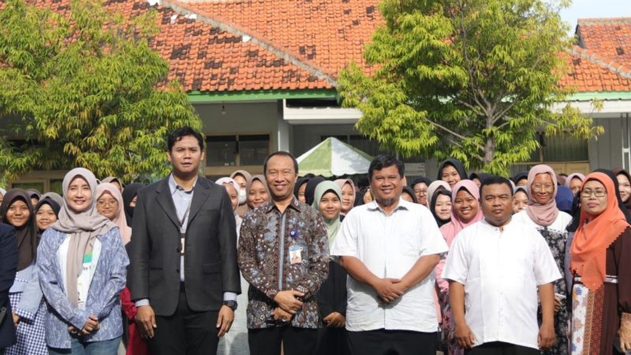 OJK Cirebon gencar melakukan program inklusi keuangan syariah melalui Gerak Syariah, menyasar ratusan pelajar di Ciayumajakuning untuk meningkatkan literasi dan mencegah kejahatan keuangan.