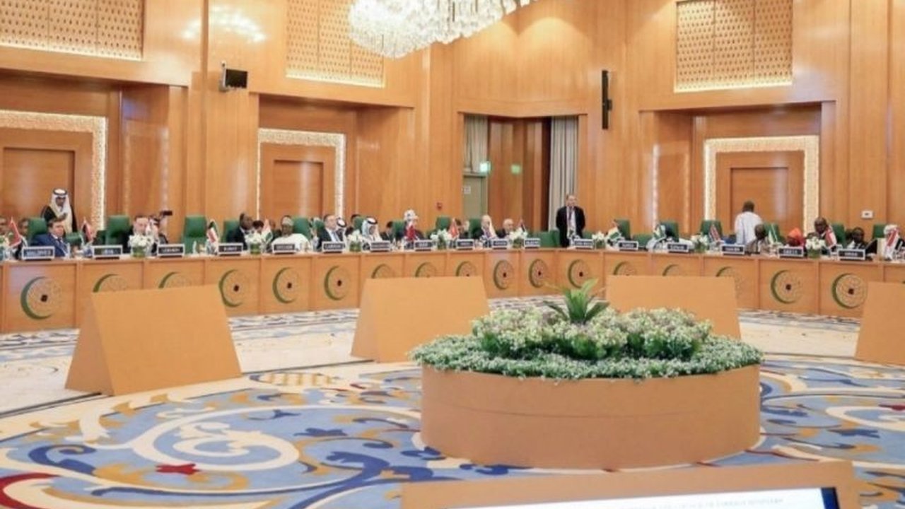 Pertemuan Luar Biasa Dewan Menteri Luar Negeri OKI di Jeddah bahas agresi Israel terhadap Palestina, seruan gencatan senjata, dan dukungan solusi dua negara untuk perdamaian.