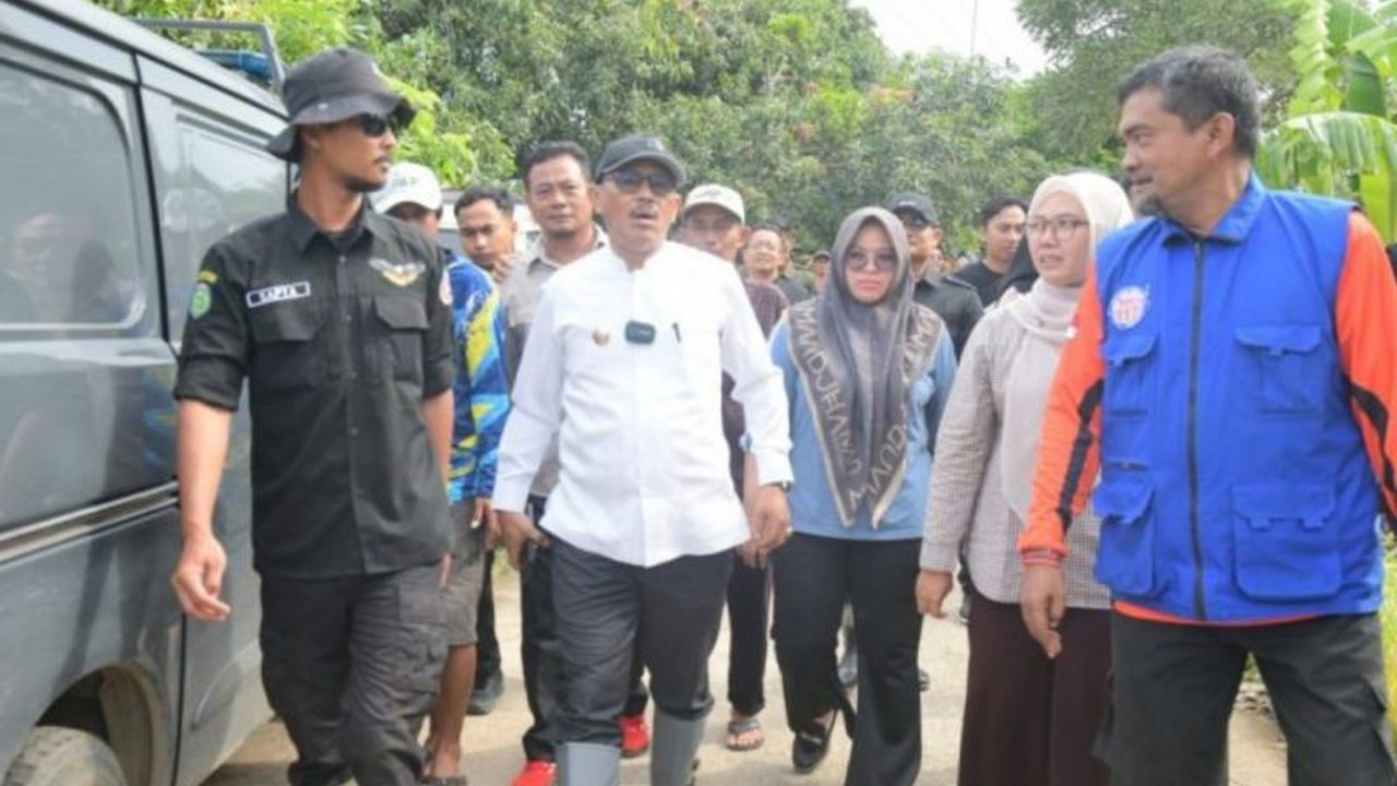 Angin puting beliung menerjang Desa Totoran dan Pabean Ilir, Indramayu, mengakibatkan kerusakan pada 91 rumah dan fasilitas umum; Pemkab Indramayu bergerak cepat tangani dampak bencana.