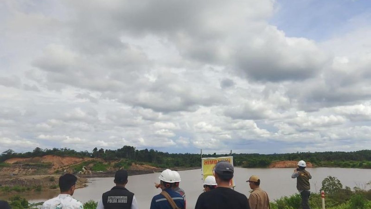 Polda Jambi bersama Dinas Lingkungan Hidup (DLH) Provinsi Jambi memeriksa lubang bekas tambang batu bara di Batanghari yang terbengkalai dan berpotensi mencemari lingkungan.