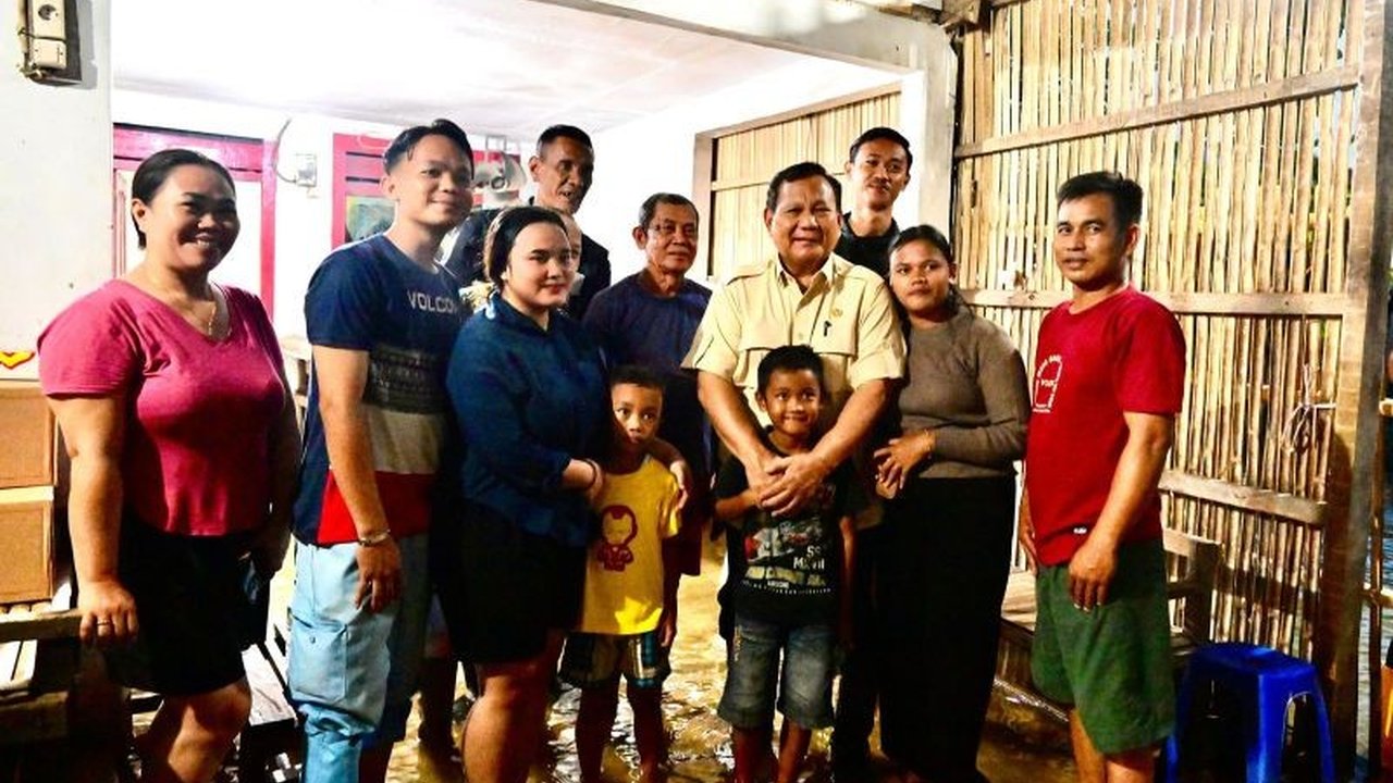Presiden Prabowo Subianto meninjau langsung lokasi banjir di Babelan, Bekasi, berinteraksi dengan warga, membagikan bantuan, dan berbuka puasa bersama mereka.