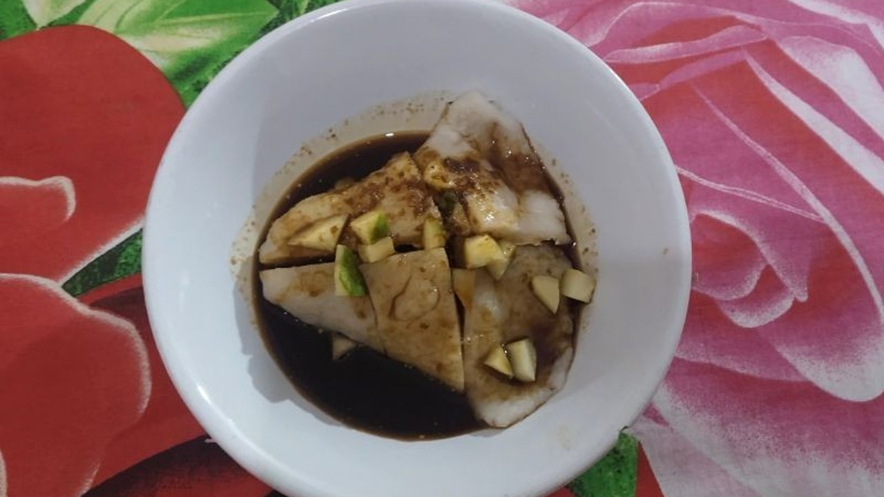 Pempek Kapal Selam, dengan ukurannya yang jumbo dan harga terjangkau, menjadi primadona kuliner Palembang, terutama saat Ramadhan, dengan omset pedagang meningkat hingga 100 persen.