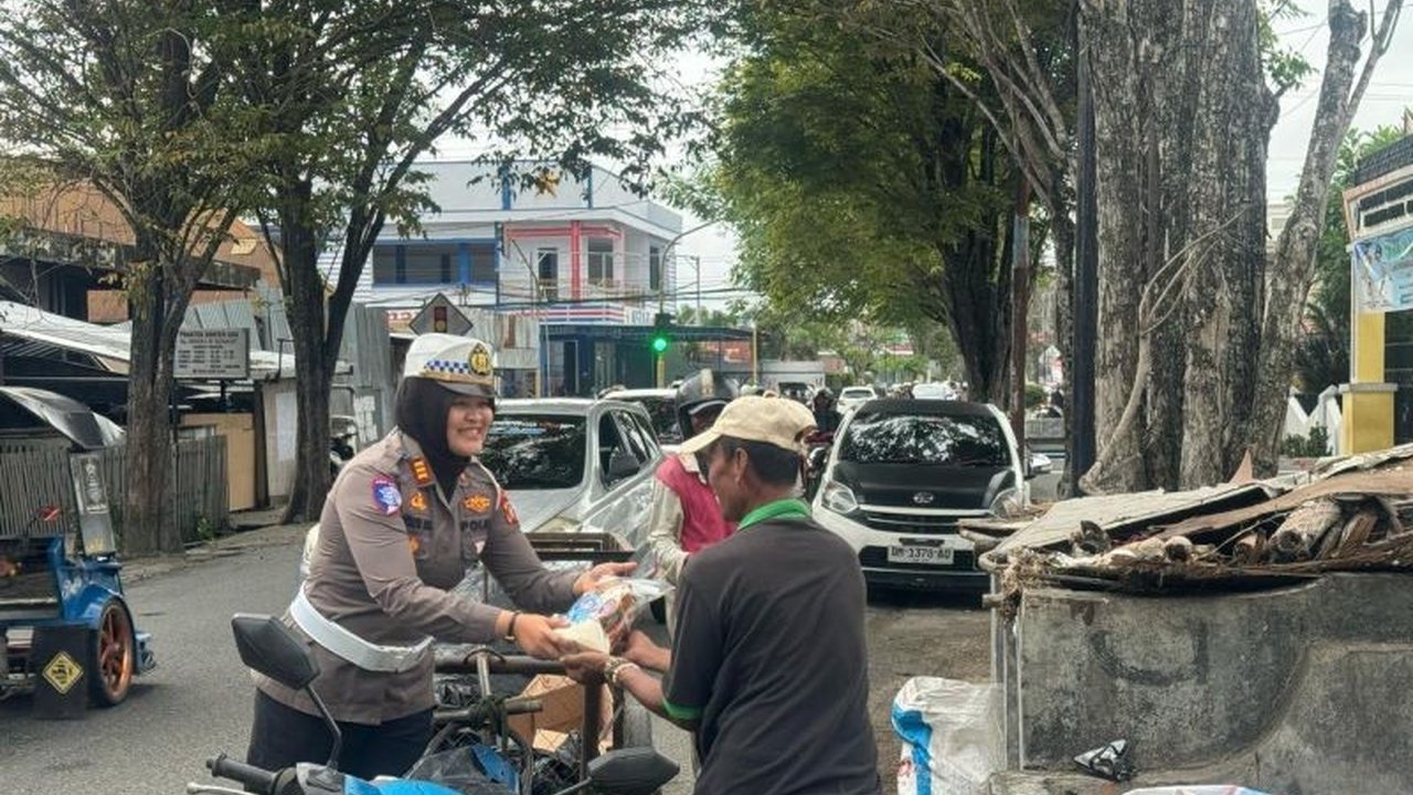 Satlantas Polresta Gorontalo Kota berbagi paket sembako kepada warga di enam titik jalan utama Kota Gorontalo selama bulan Ramadhan, sebagai wujud kepedulian dan mempererat tali silaturahmi.