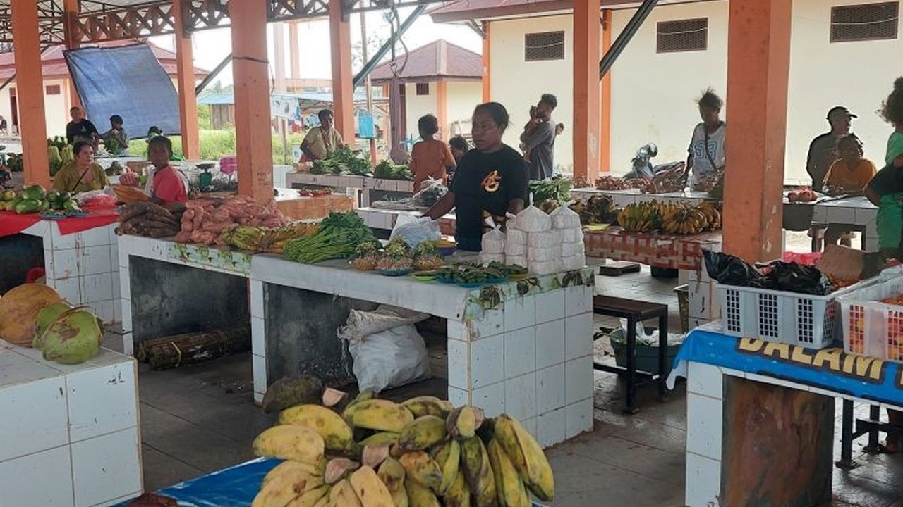 Pemerintah Kabupaten Sorong melalui Dinas Perindakop dan UMKM menyalurkan Rp400 juta subsidi pasar untuk meningkatkan perekonomian 100 pedagang di Pasar Mariat selama bulan Maret 2025.