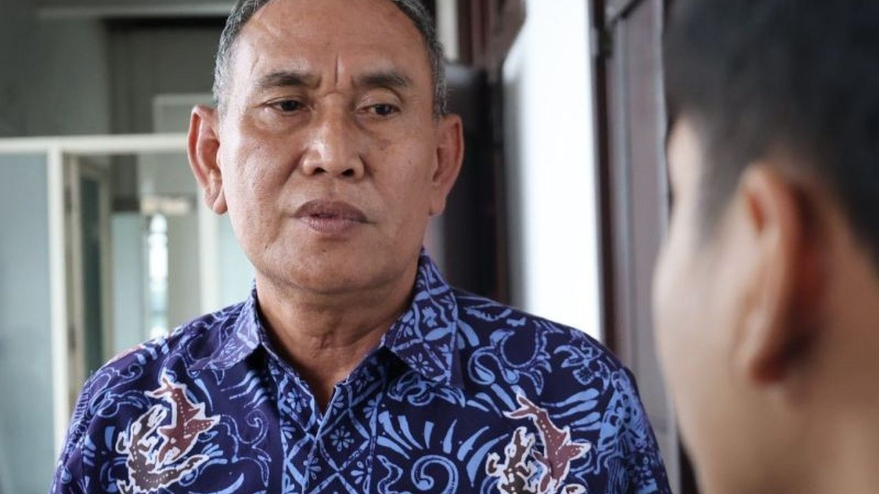 Pemerintah Kota Surabaya melatih guru untuk mencegah kekerasan di sekolah, serta meningkatkan kompetensi mereka dalam AI dan coding untuk membentuk karakter anak yang mandiri dan nasionalis.