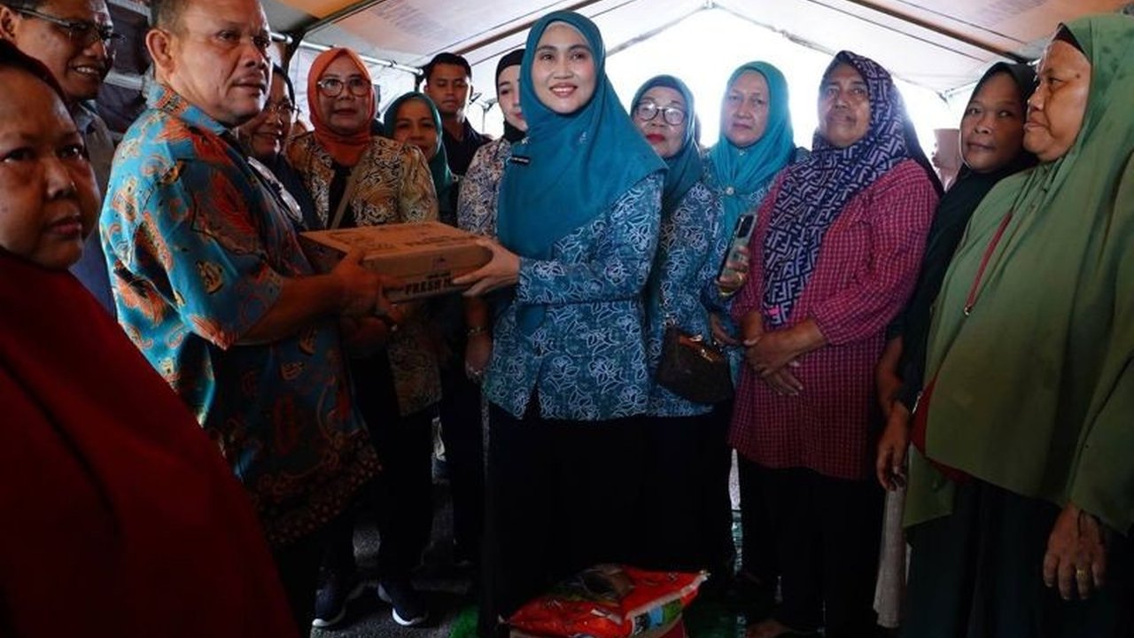 Tim Penggerak PKK Riau menyalurkan bantuan berupa bahan makanan pokok dan kebutuhan sehari-hari kepada korban banjir di Pekanbaru, membantu meringankan beban warga yang terdampak.