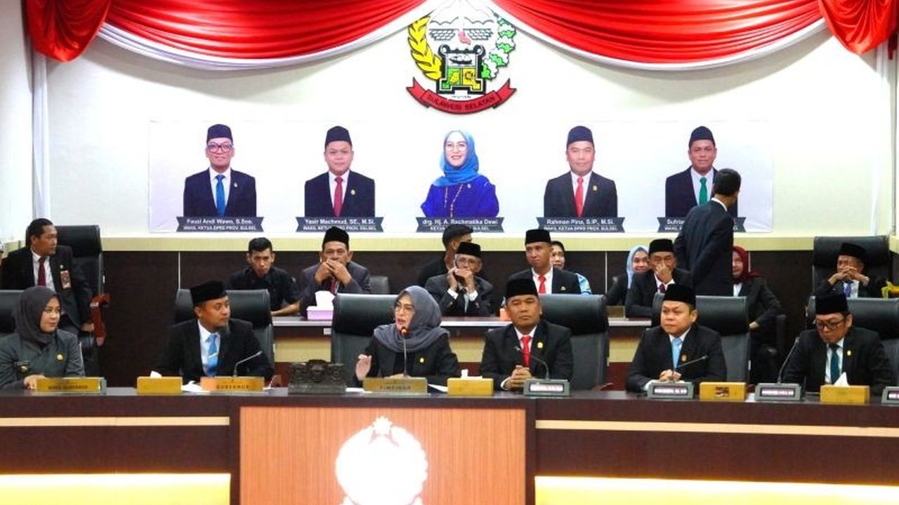 Pimpinan DPRD dan Pemprov Sulsel membahas proyek multiyears APBD, meliputi infrastruktur jalan, pembangunan rumah sakit regional, dan stadion sepak bola di Sudiang.