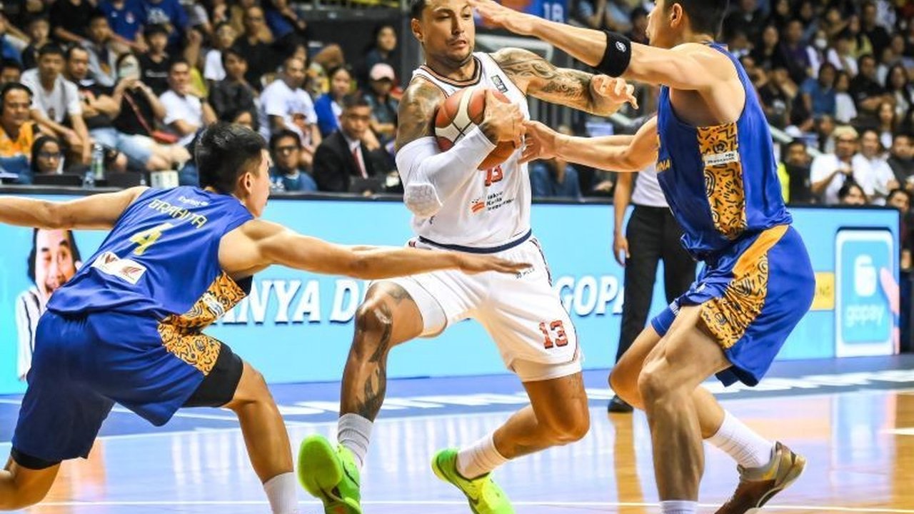 Pelatih Pelita Jaya, Johannis Winar, memuji penampilan maksimal anak asuhnya meskipun kalah tipis 83-85 melawan Satria Muda di IBL 2025, mengakui beberapa keputusan wasit turut mempengaruhi hasil pertandingan.