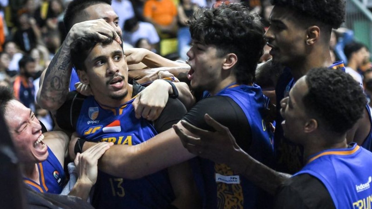 Pelatih Satria Muda, Youbel Sondakh, memuji Ali Bagir sebagai pemain 'gila' karena keberaniannya mencetak poin krusial di detik-detik akhir pertandingan melawan Pelita Jaya, mengamankan kemenangan dramatis bagi timnya.