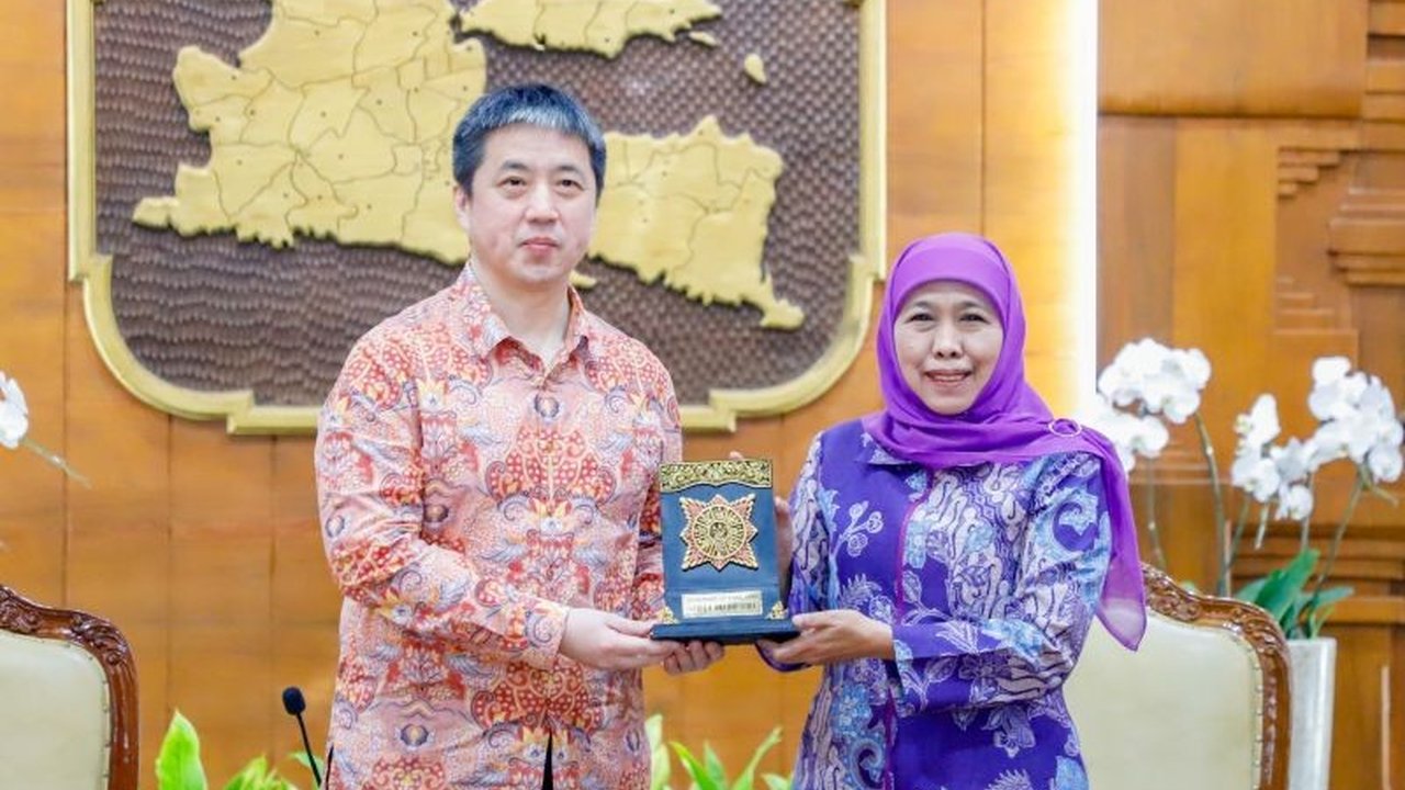Gubernur Khofifah Indar Parawansa bertemu Konsul Jenderal RRT di Surabaya untuk membahas peluang kerja sama strategis di berbagai sektor, termasuk peternakan, kesehatan, dan sosial budaya, demi meningkatkan perekonomian Jawa Timur.