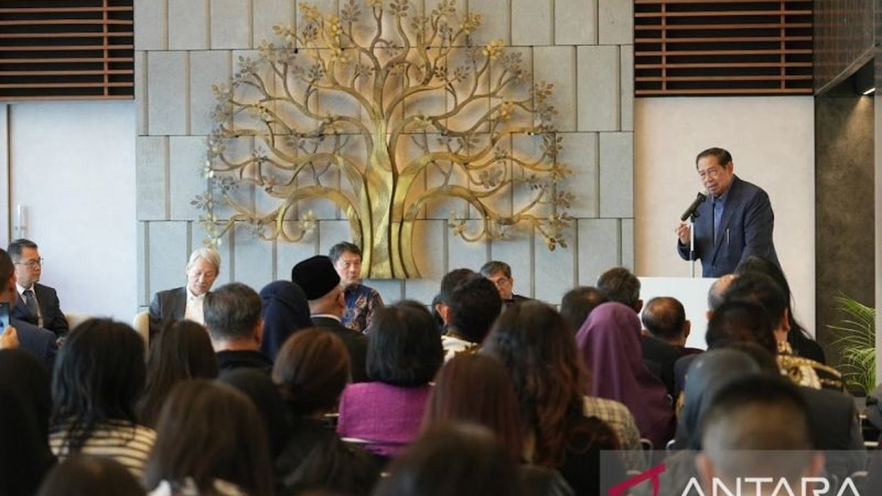 Mantan Presiden SBY soroti pentingnya menjaga demokrasi Indonesia dan melawan mereka yang merusak konstitusi, di tengah tren kemunduran demokrasi global.