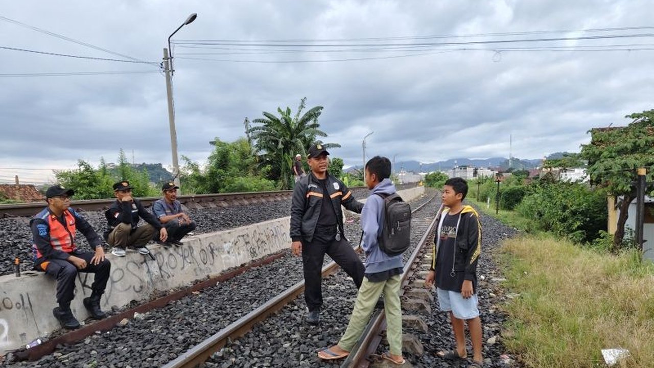 PT KAI Divre IV Tanjungkarang mengingatkan masyarakat akan bahaya aktivitas di sekitar jalur kereta api dan ancaman hukuman berdasarkan UU Perkeretaapian.