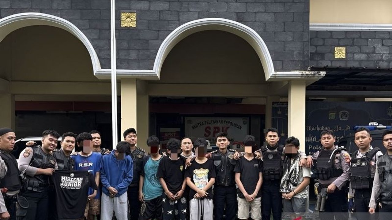Polisi menangkap tujuh remaja yang terlibat tawuran di Jalan Karang Anyar, Jakarta Pusat; dua senjata tajam dan dua handphone disita sebagai barang bukti.