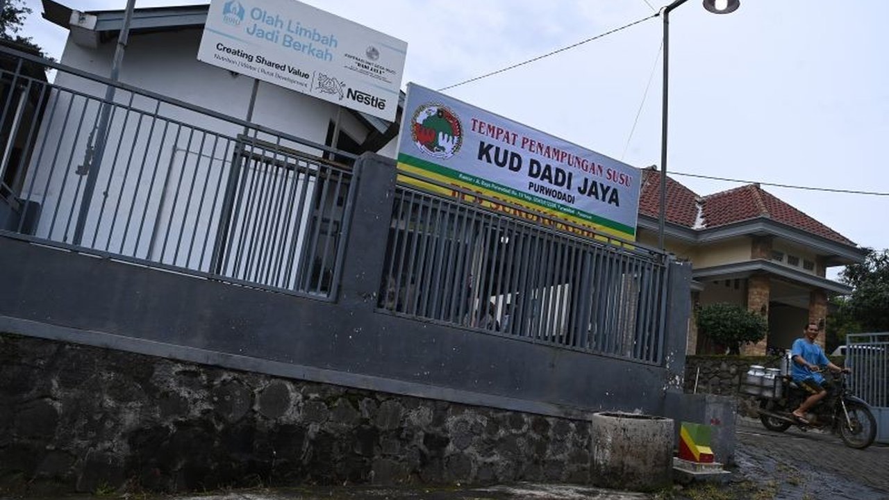 Pembangunan desa di Indonesia melalui dana desa menghadapi tantangan pengelolaan dan implementasi, namun inisiatif seperti Koperasi Desa Merah Putih menawarkan potensi besar untuk memberdayakan masyarakat dan mendorong kemandirian ekonomi desa.