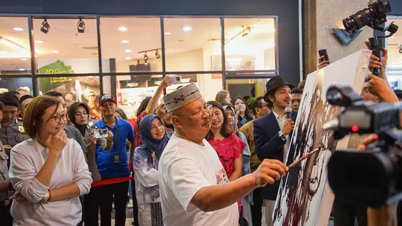 Kalemdiklat Polri, Komjen Chryshnanda Dwilaksana menyelesaikan dua lukisan kanvas dalam sesi live painting dalam Pameran seni rupa bertajuk Create Art Make Impact #2. (Istimewa)