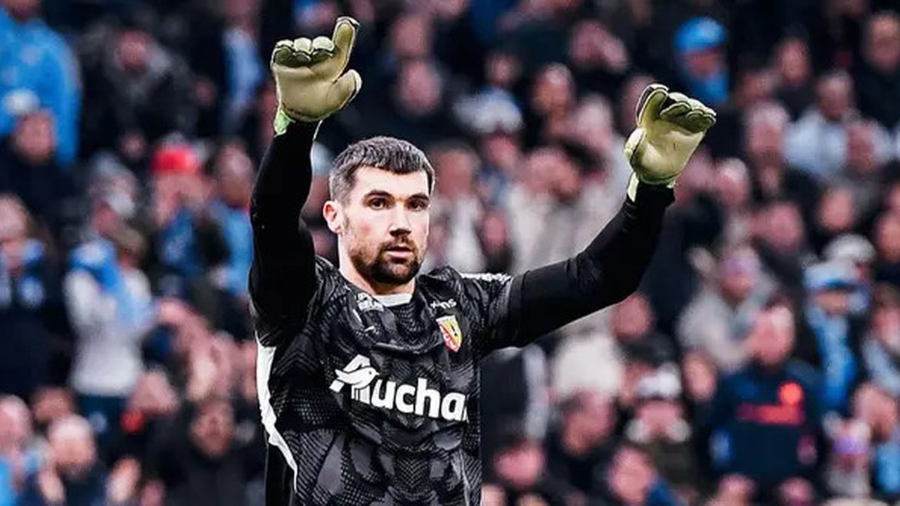 Kiper Australia, Mathew Ryan mencatatkan enam penyelamatan dan clean sheet saat memperkuat RC Lens bertandang ke markas Marseille dalam laga lanjutan Ligue 1 2024/2205, Minggu (9/3/2025) dini