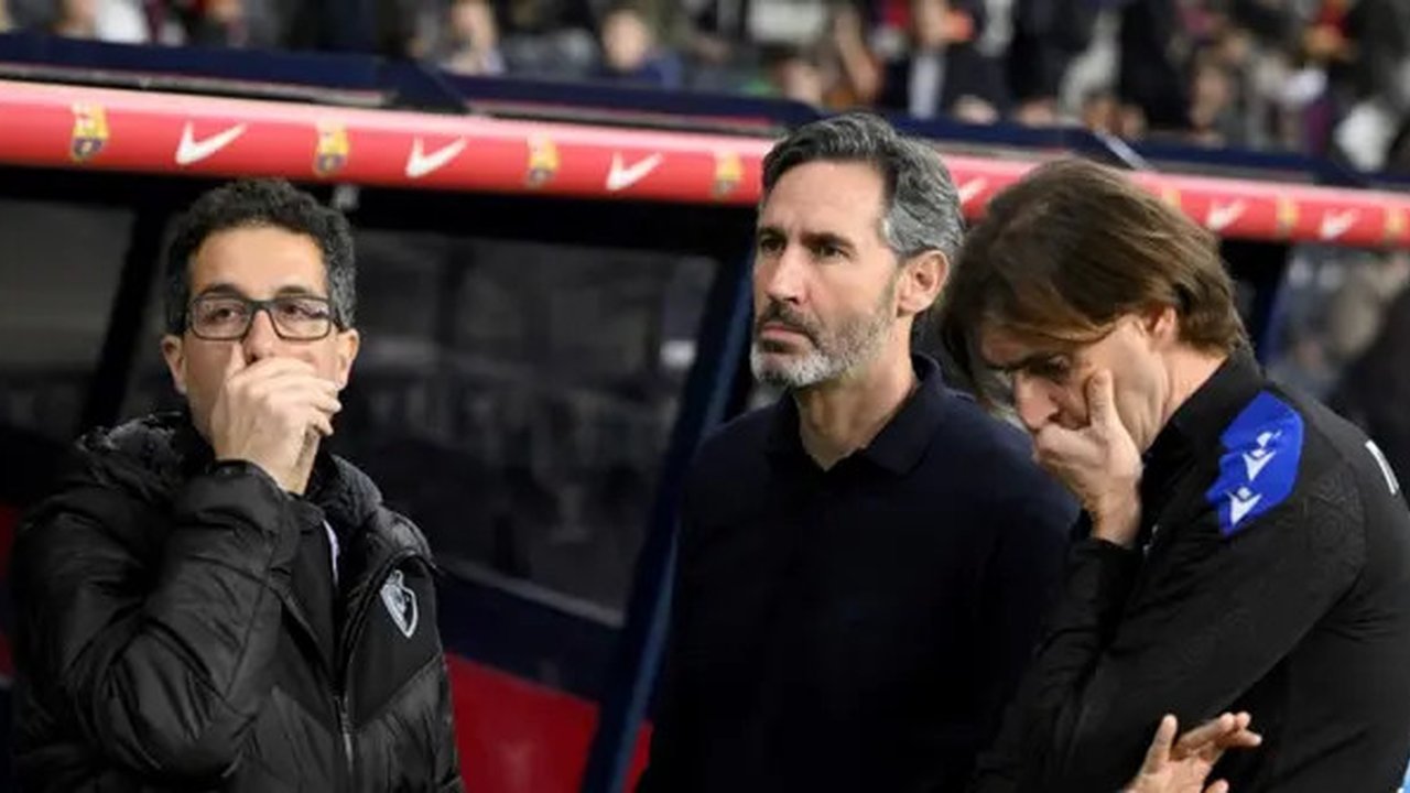 Pelatih Osasuna asal Spanyol, Vicente Moreno (tengah), dan anggota staf bereaksi atas keputusan pembatalan pertandingan sepak bola liga Spanyol antara FC Barcelona dan CA Osasuna di Estadi