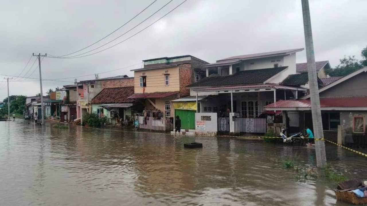 Hujan deras semalaman menyebabkan banjir di beberapa wilayah Palembang, Sumatera Selatan, dengan ketinggian air hingga mencapai lutut orang dewasa di beberapa titik.