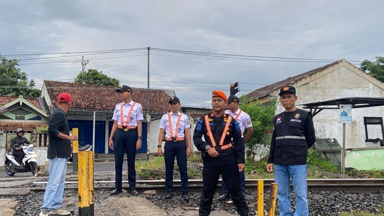 PT KAI Divre IV Tanjungkarang mengingatkan masyarakat akan bahaya aktivitas di sekitar jalur kereta api dan ancaman hukuman bagi pelanggarnya.