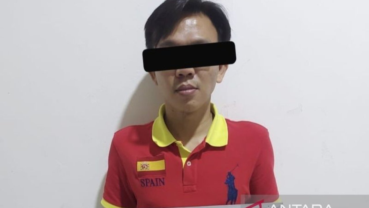 Seorang manajer purchasing di Bogor ditangkap polisi karena menggelapkan dana perusahaan sebesar Rp362,45 juta; pelaku memalsukan faktur dan mengalihkan dana ke rekening istrinya.