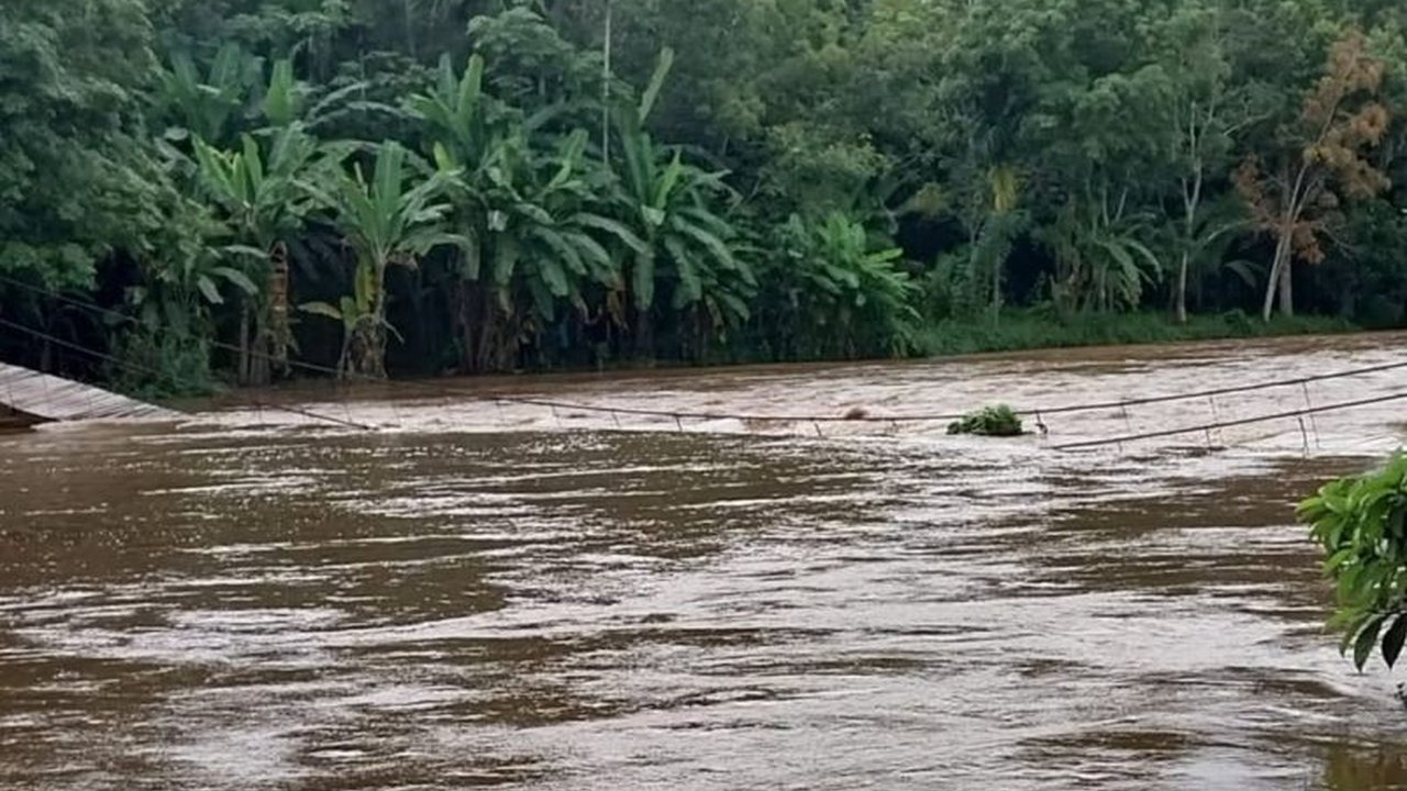 Pemerintah Kabupaten OKU Timur memprioritaskan perbaikan jembatan gantung di Desa Negeri Sakti yang putus akibat banjir, guna memperlancar aktivitas dan perekonomian masyarakat.