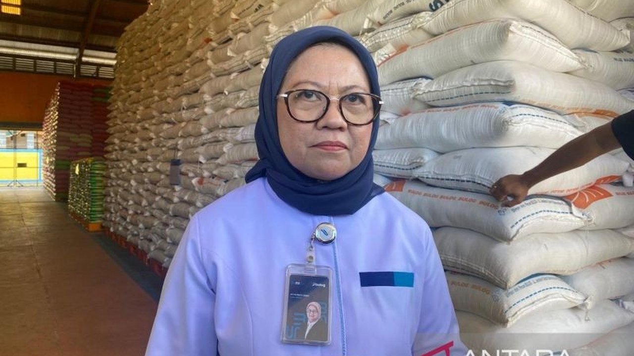 Bulog Sulawesi Tenggara menyalurkan 3.000 ton beras SPHP untuk menjaga stabilitas harga dan pasokan menjelang Ramadhan 1446 H/2024 M, dengan 500 ton dialokasikan khusus untuk Kendari.