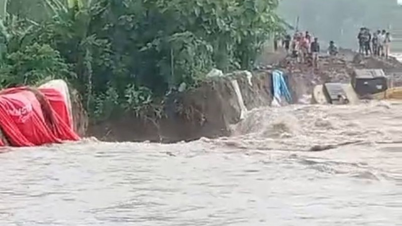 Banjir kembali menerjang Grobogan akibat jebolnya tanggul Sungai Tuntang di Desa Baturagung, menyebabkan ratusan warga mengungsi dan sejumlah rumah terendam.