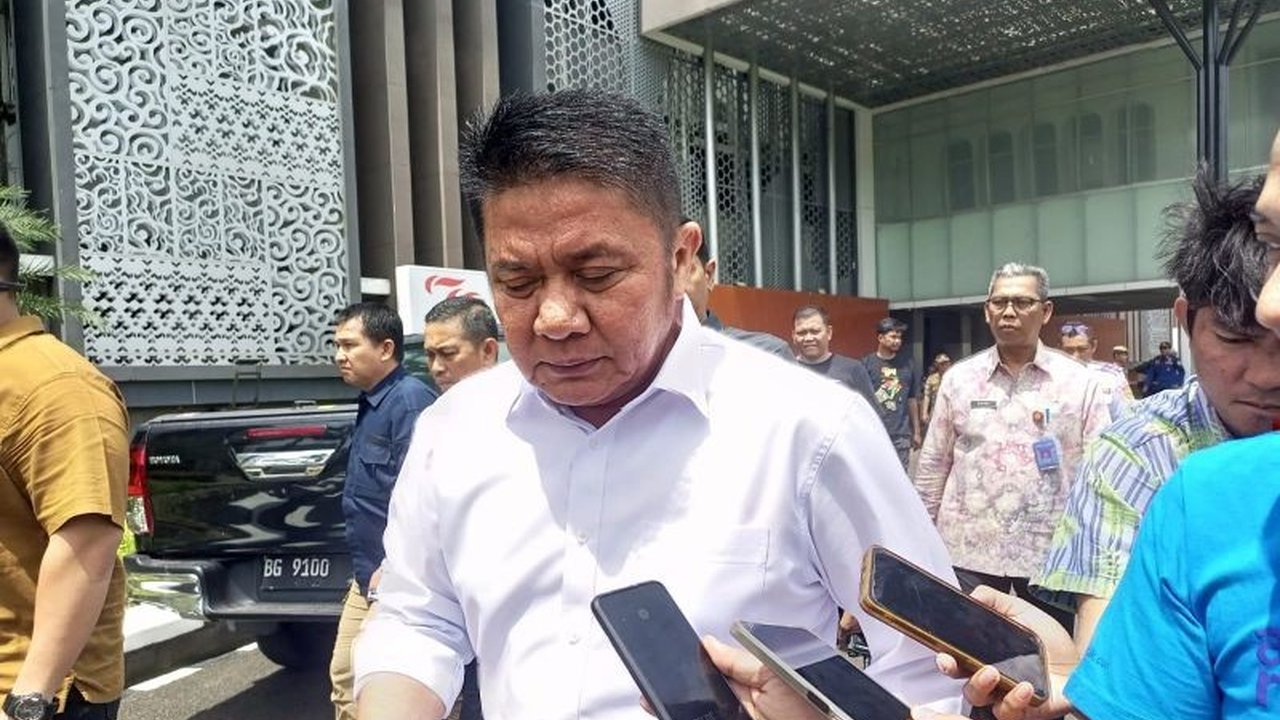 Gubernur Sumsel, Herman Deru, meminta para CASN yang lulus untuk tetap tenang meskipun pengangkatannya diundur hingga 1 Oktober 2025 untuk CPNS dan 1 Maret 2026 untuk PPPK, memastikan proses tersebut hanya diundur bukan dibatalkan.