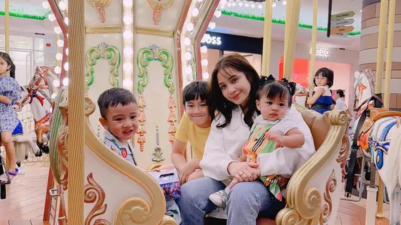 Nagita Slavina Bersama Rafathar, Rayyanza, dan Ranayma (foto: Instagram/raffinagita1717)