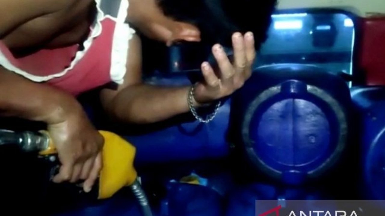 Polres Pangkep, Sulawesi Selatan, menyelidiki dugaan penyalahgunaan BBM subsidi jenis solar setelah ditemukan aktivitas pengisian BBM di luar ketentuan di sebuah SPBU berdasarkan rekaman CCTV.