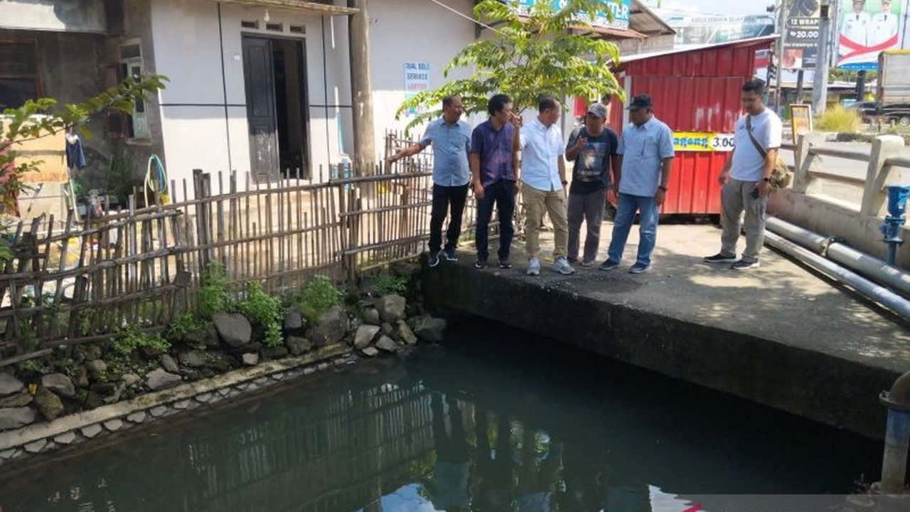 Pemerintah Kabupaten Kudus berkomitmen mencegah banjir dengan memperbaiki saluran air tersumbat di Poroliman Tanjung, Kudus, yang selama ini menyebabkan genangan di jalur padat lalu lintas.