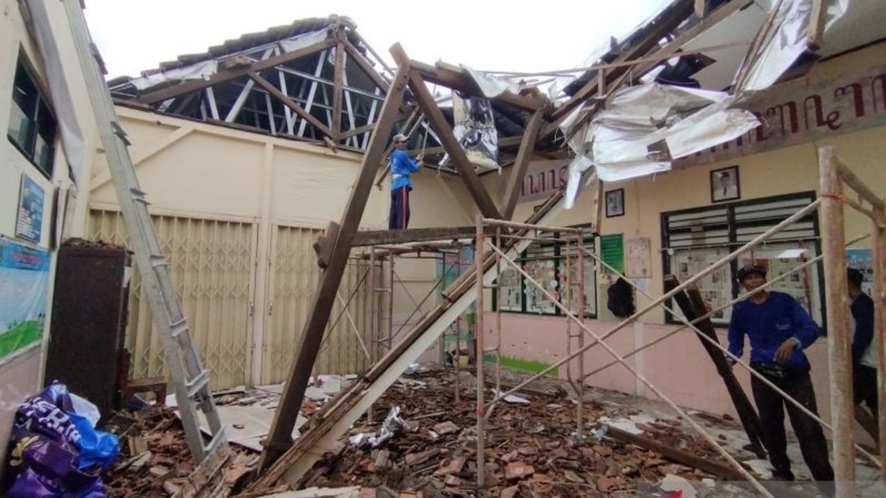 Pemkab Kudus perketat pengawasan mutu bahan bangunan dalam lelang proyek sekolah untuk mencegah kerusakan bangunan seperti ambruknya atap SDN 2 Purwosari.