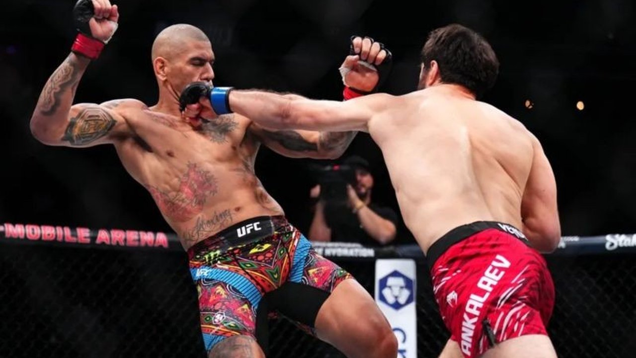 Magomed Ankalaev berhasil merebut gelar juara kelas berat ringan UFC setelah mengalahkan Alex Pereira melalui kemenangan angka mutlak dalam laga menegangkan di UFC 313.