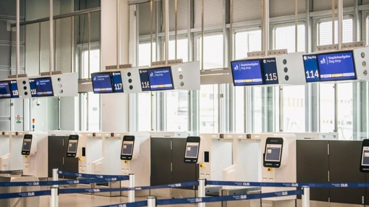 Aksi mogok kerja mendadak oleh serikat pekerja Verdi di Jerman menyebabkan seluruh penerbangan di Bandara Hamburg dibatalkan pada Minggu, 9 Maret 2024, berdampak pada ribuan penumpang.