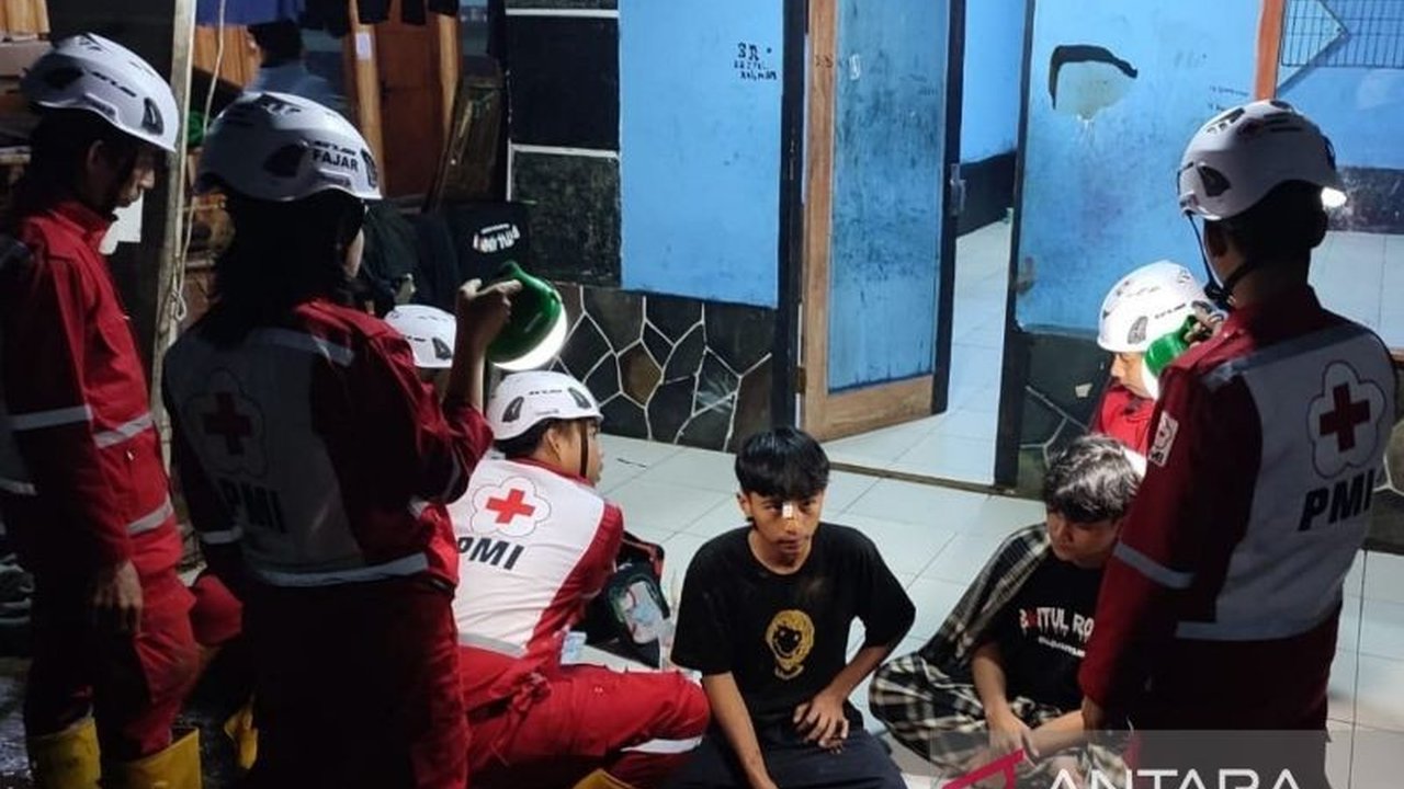 Banjir bandang menerjang tiga kecamatan di Cianjur, Jawa Barat; PMI Cianjur kerahkan 15 relawan untuk memberikan layanan kemanusiaan dan bantuan.