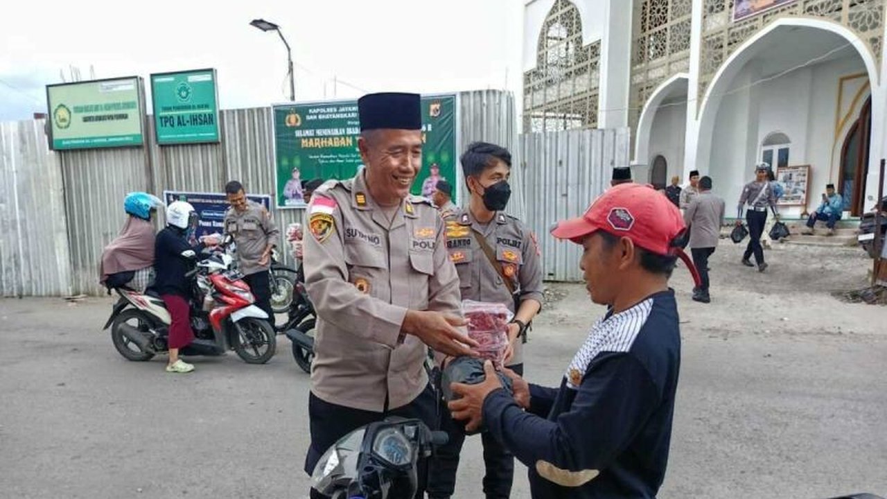 Kapolres Jayawijaya AKBP Heri Wibowo pimpin pembagian 100 paket takjil untuk meningkatkan toleransi antar umat beragama di Wamena selama Ramadhan 1446 H.